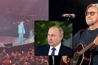 Populární ruský zpěvák se na koncertě obul do Putina a sklidil aplaus: Do zákulisí vtrhla policie!