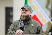 ONLINE: Putinův řezník Kadyrov hrozí útokem na Polsko. Zelenskyj promluví před Čechy