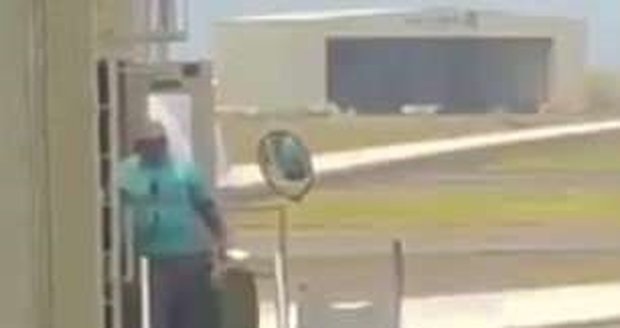 Záhada rozbitých kufrů vyřešena: Kamera zachytila letištní pracovnici, jak bezohledně hází se zavazadly!