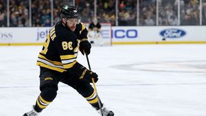 Kapitán Pastrňák! Boston oznámil, že přišil céčko na dres českého útočníka Kapitán Pastrňák! Boston oznámil, že přišil céčko na dres českého útočníka