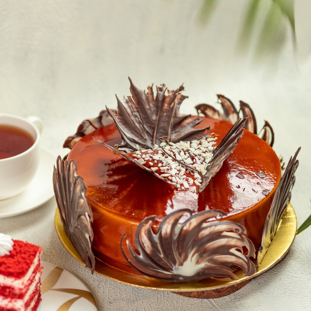 Karamelový dort s efektním čokoládovým zdobením je ozdobou každé slavnostně prostřené tabule