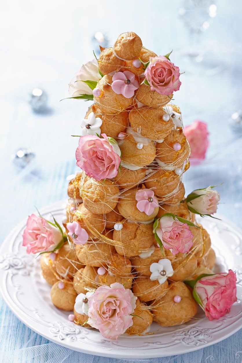 Croquembouche ozdobený květy a cukrovými perličkami je ozdobou každé sváteční tabule