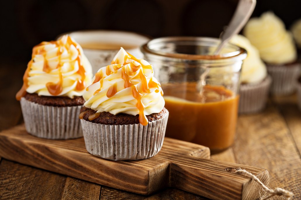 Smetanový karamel se hodí na ochucení a ozdobení mnoha dezertů včetně oblíbených cupcakes