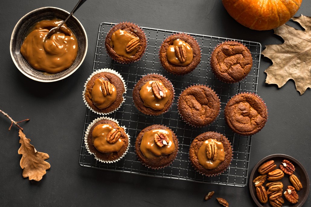 Čokoládové muffiny s karamelovou polevou a ořechy potěší děti i dospělé