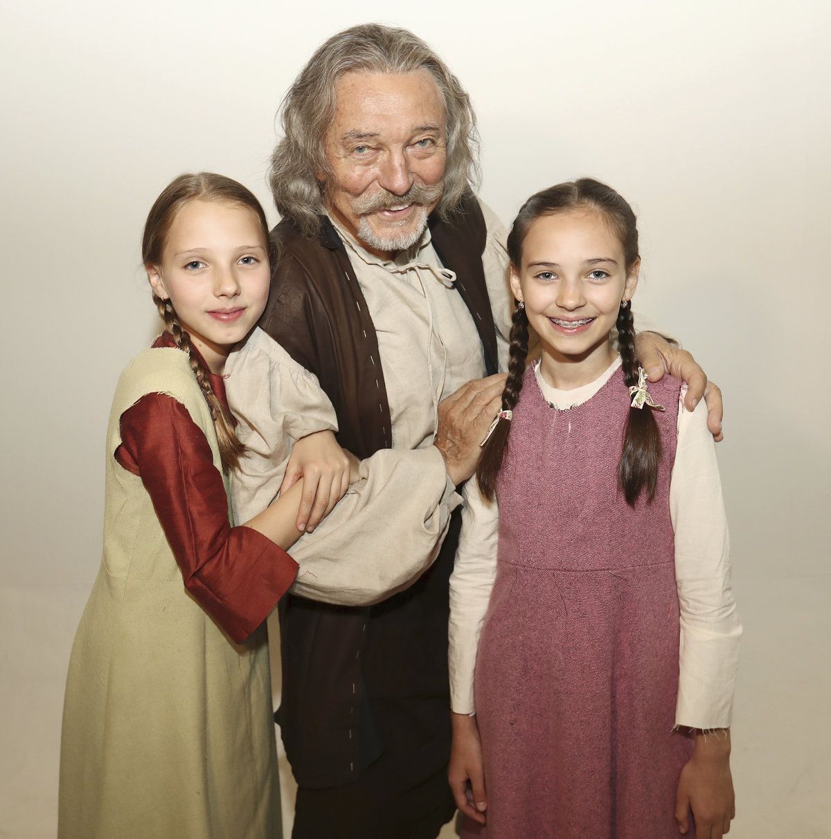 Karel Gott s dcerami při natáčení nové pohádky Když draka bolí hava.