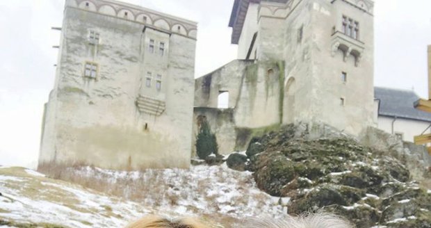 Karel Gott si udělal s manželkou Ivanou Gottovou selfie na hradě Trenčín.