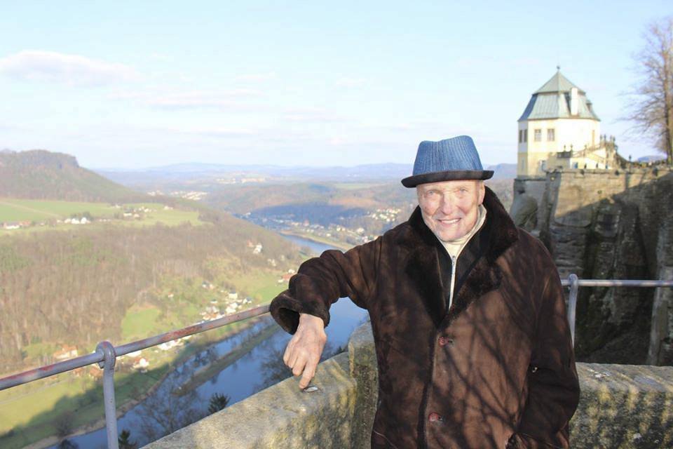 Vousy jsou vidět i na Karlově fototografii z výletu na německou pevnost  Königstein.