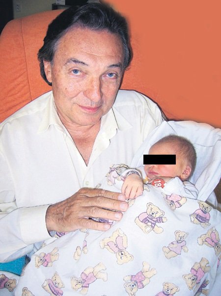 30. duben 2006 Tady byl Gott šťastný. Několik minut po narození dcerky Charlottky se s ní nechal vyfotit.