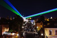 Unikátní světelná podívaná na Karlově mostě! Protne ho paprsek, připomene vynálezce laseru