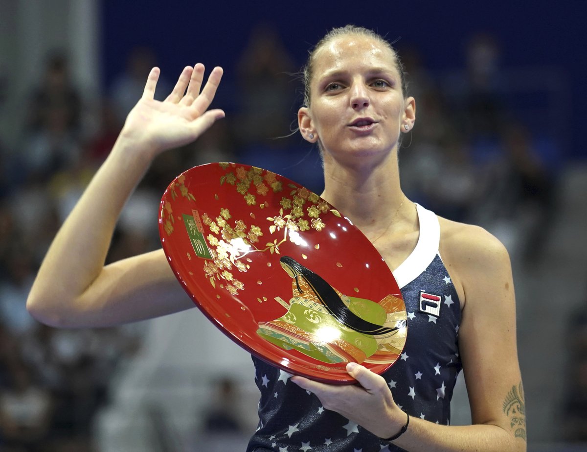 Karolína Plíšková s trofejí za tokijský triumf.