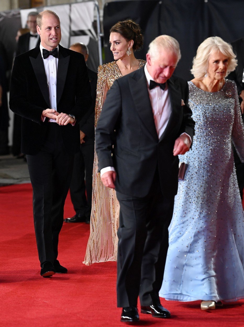 Členové britské královské rodiny na premiéře bondovky No Time To Die.