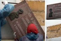 Rusové sundali pamětní ceduli připomínající masakr v Katyni. Prý byla na budově omylem