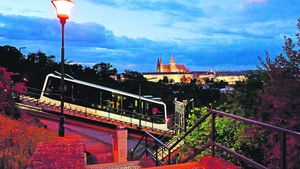 Kde tohle na světě mají? Nová lanovka na Petříně je dáma, která zamilovaně mrká