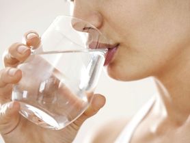 Kdy pít vodu z kohoutku a kdy balenou?