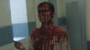 Když první menstruace spustí noční můru. Nová Carrie začíná skvěle, končí jako X-Men ze střední