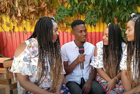 Keňan randí s identickými trojčaty: Musel si pro ně připravit speciální rozvrh