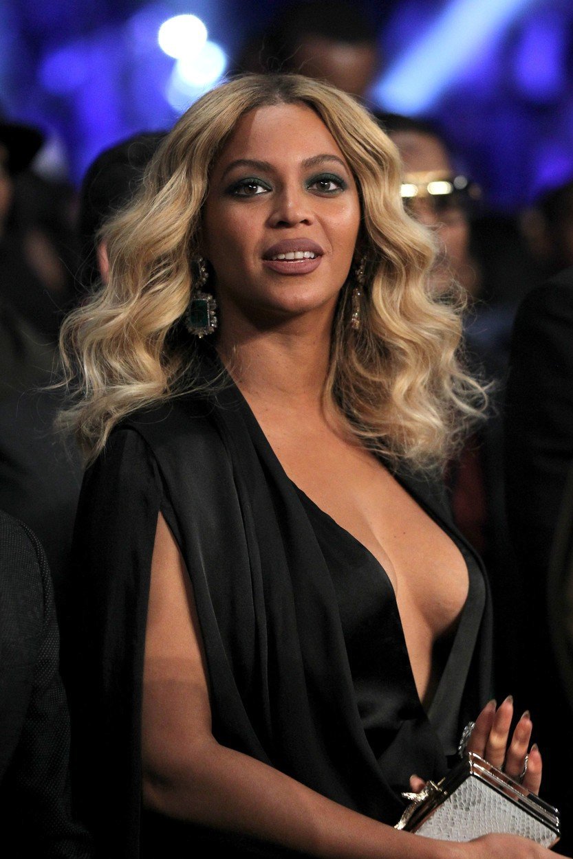 Beyoncé zazpívá na soukromém koncertu.