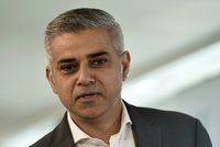 Starostou Londýna je muslim Khan, tvrdí média. Metropole čeká na sčítání