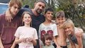 Svobodný otec Kim Roser vzal svých šest dětí do kempu v Austrálii. Sedmiletá dcerka Kahleesi vyskočila z auta. Na následky zranění zemřela.