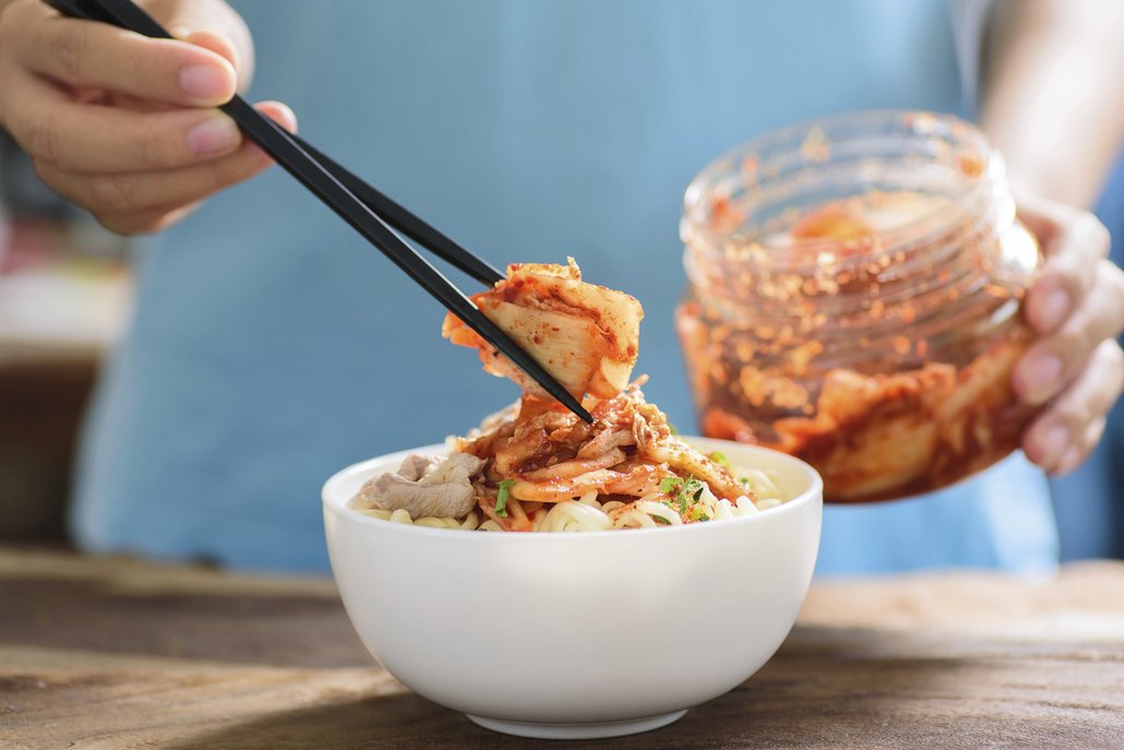 Zatímco laktobakteriím kyselé prostředí nevadí, a kimchi je tak skvělou &#34;funkční potravinou&#34; obsahující probiotické mikroorganismy