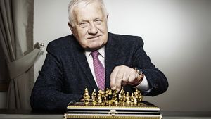 Klausova množírna v Černíně: Kdo z jeho věrných dnes radí Macinkovi?