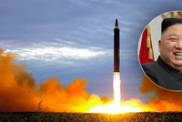Diktátor Kim vylepšil jaderný program KLDR. Peníze získal z útoků hackerů, tvrdí zpráva