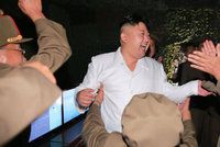 Úspěšné odpálení rakety slavil Kim tanečkem. Vyhlásil povinnou „party“