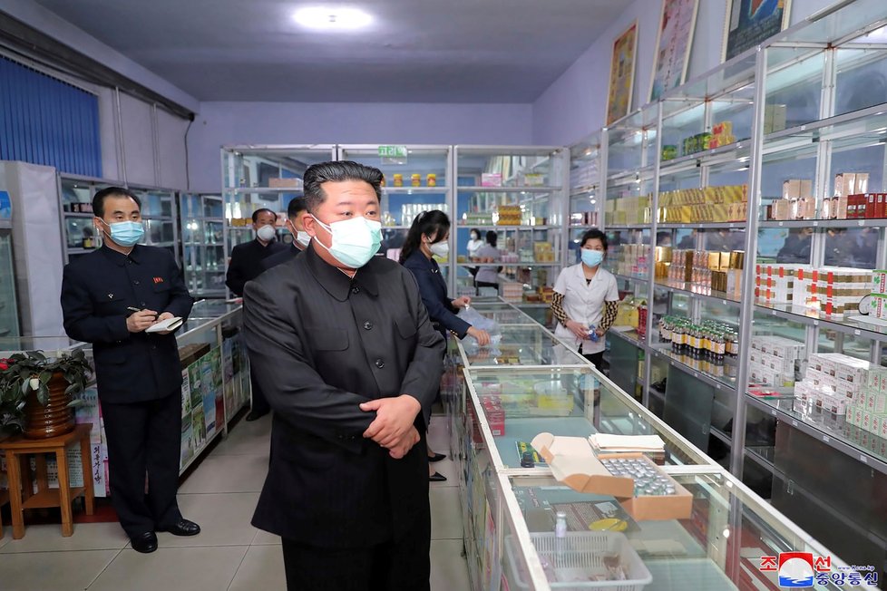 Severojorejský diktátor Kim Čong-un na inspekci v lékárně.