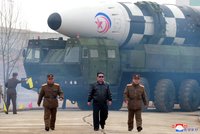 Kožená bunda a pilotky: „Rakeťák“ Kim jako hvězda Top Gunu dohlížel na test nové střely
