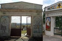 Život vedle smrti: V Klenčí obnovili historickou mozaiku na hřbitovní bráně