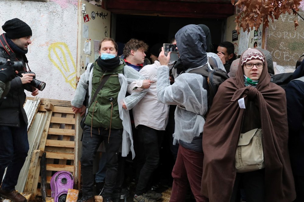 Aktivisté bránili Kliniku před vyklizením, na místě se jich sešly desítky.