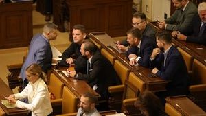 Koalice přehlasovala Senát. Mění pravidla pro tisíce úředníků a bere pravomoc prezidentovi