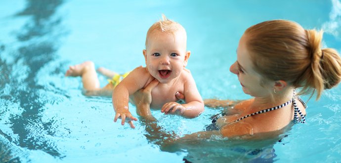 Poznejte klady a zápory plavání s miminkem