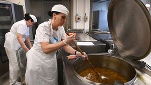 Kolik si vydělá uklízečka, číšník nebo švadlena? Žebříčku deseti nejhůře placených profesí vládne jeden obor