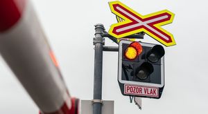 Konec nerespektování výstražných světel na vlakových přejezdech! Nové zařízení v Česku potrestá každého viníka 