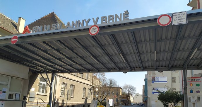 Nemocnice u sv. Anny omezuje operace na polovinu: Zahltili ji pacienti s koronavirem