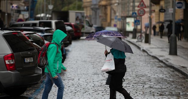 Coronavirus in Prague: People with veils and umbrellas during a rainy day (14.10.2020)
