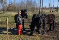 Český cirkus kvůli koronaviru uvázl bez peněz v Lotyšsku: Místní se o zvířata i majitele postarali