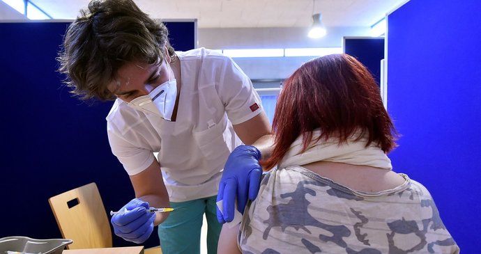 Do kulturního domu v Okříškách na Třebíčsku se během první půlhodiny provozu přišlo proti covidu-19 očkovat asi 30 lidí, další plynule přicházeli (4. 1. 2022)