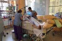 Boj s koronavirem na Bulovce: Přestaňte už řešit blbosti a pomozte nám, vzkazuje zdravotní sestra Jana