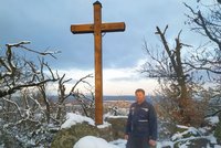 Petr před rokem vztyčil na Znojemsku covidový kříž: Kvůli památníku potřebuje konec pandemie