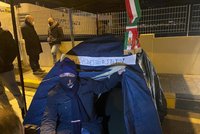 Starosta se přestěhoval do stanu. Kvůli italským restrikcím drží i hladovku