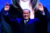 „Průšvihář“ Berlusconi chce být prezidentem. Z voleb by měl vycouvat, říká jeho pravá ruka