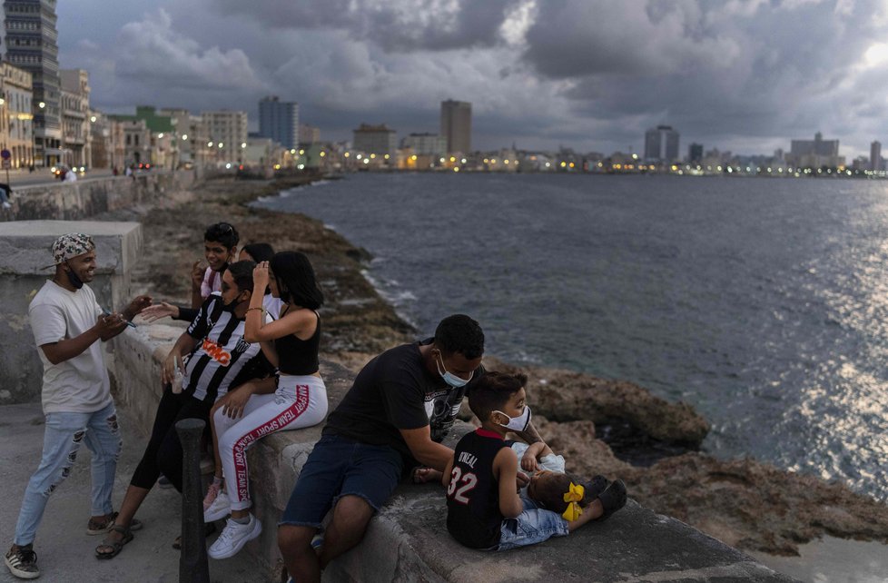 Koronavirus na Kubě: Rozvolnění se dotklo i pláží Havany (podzim 2021).