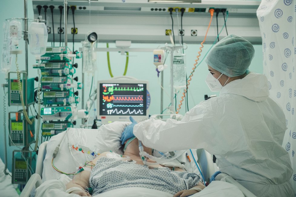 Jednotka intenzivní péče Krajské nemocnice Liberec (na snímku z 8. prosince 2021 v Liberci) je jedním z oddělení, kde se starají o covidové pacienty.