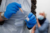 Třetí vakcína pro Čechy: AstraZeneca dorazila, obavy u seniorů jsou zbytečné, tvrdí ředitelka