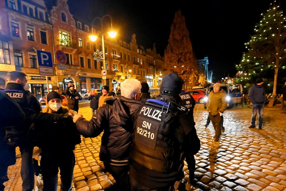 Policie zasahovala na demonstraci proti koronavirovým opatřením v Drážďanech (27. 12. 2021).