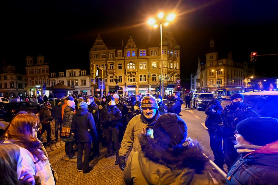 Policie zasahovala na demonstraci proti koronavirovým opatřením v Drážďanech (27. 12. 2021).