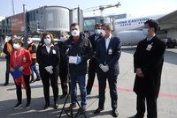 Čína v Česku skupovala respirátory, varovala prý BIS. Hamáček: Mám ta letadla otočit?