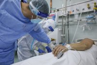 Česko pomáhá Rumunsku: Pacienty s covidem převezli na JIPky do pražských nemocnic